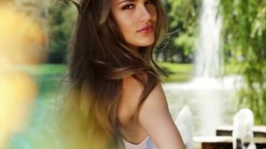 Tarihi aksesuar güzel yüz başarı yaz hava manzara göl kadın yürümek park partisi eğlenceli seksi uzun saç makyaj giyim Parlatıcı elbise glamour moda koleksiyonu işgal kadın stil.