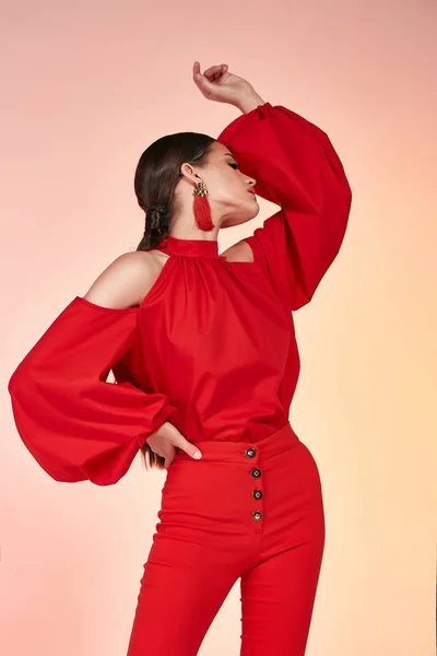 かなり美しいセクシーなエレガンス女性ファッションモデルグラマーポーズは赤い色のズボンシルクブラウス服のためのパーティー夏コレクションメイクヘアスタイルブルネット成功アクセサリーバッグジュエリースタジオ — ストック写真
