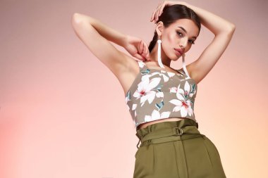  Oldukça seksi bayan moda model glamour stil stüdyo arka plan işgal güzel kadın kozmetik yüz toplama tarihi partisi için sıska vücut şekli esmer saç aksesuar küpe makyaj pantolon bluz.