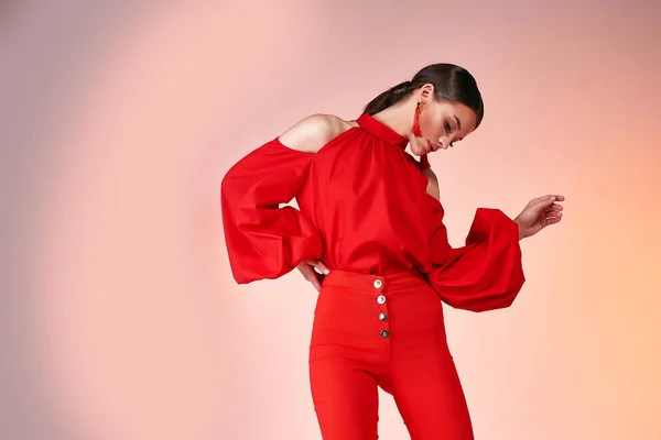 Όμορφη Σέξι Κομψότητα Γυναίκα Μοντέλο Μόδας Glamor Θέτουν Φορούν Κόκκινο — Φωτογραφία Αρχείου