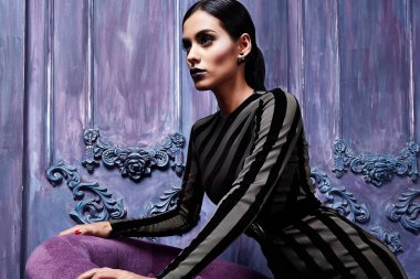 Seksi güzel kadın giyim sıska giyim tarzı parti ofis kıyafet uzun esmer saçlar moda koleksiyonu modeli poz kozmetik aksesuar takı karanlık iç oda dükkanı Katalog mükemmel vücut şekli için.