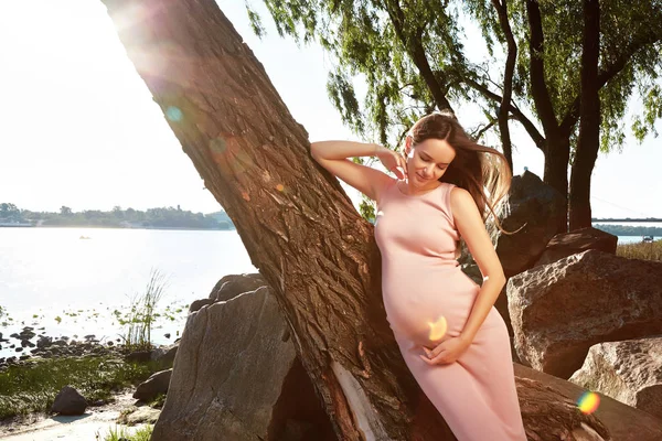 Bella Giovane Donna Incinta Previsione Neonato Mesi Gravidanza Passeggiando Nel — Foto Stock