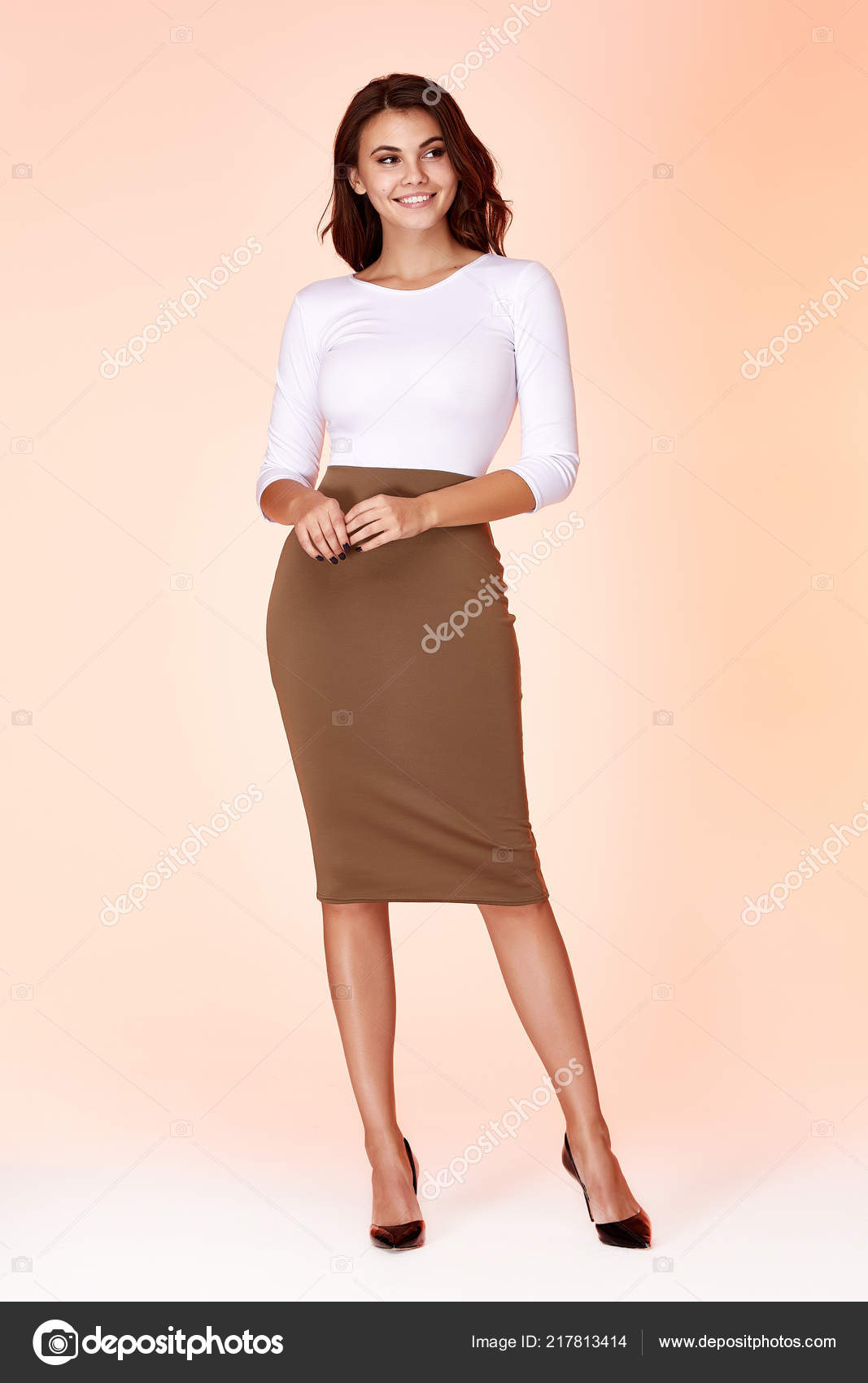 Jovem Modelo Feminino Bonito Blusa Branca Saia Magra Vestido Fundo — Foto ©  Iniraswork #217813414, image size:1067x1700