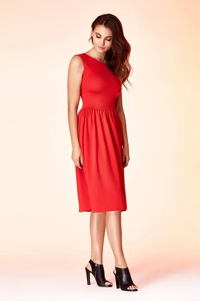 Женщина Модель Моды Стиль Красный Тощий Платье Красивый Секретарь Дипломатического — стоковое фото