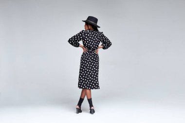 Güzel seksi bayan moda güzel kadın model poz giyim yaz koleksiyonu giyim tarzı parti yürüyüş melez deri siyah saçlı glamour aksesuar elbise kozmetik arka plan stüdyo Tasarımcısı polka noktaları için.