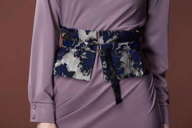 Güzel seksi esmer kadın iş ofis tarzı moda giyim kış sonbahar koleksiyonu mükemmel vücut şekli güzel yüz makyaj gülümseme giyim sıska elbise kemer casual aksesuar glamour modeli.