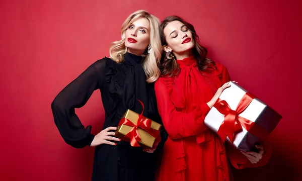 Dos Hermosas Mujeres Jóvenes Sexy Brillante Noche Maquillaje Labios Rojos — Foto de Stock