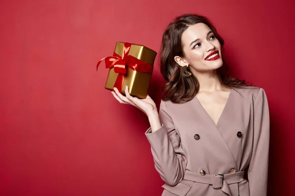 Seksi güzel bayan manken güzel kadın elbise giyip kutlama yapıyor mutlu Noeller, yeni yıl partisi hediyeler, sürpriz esmer makyajlar, Sevgililer Günü.