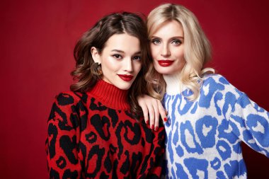 Seksi, güzel, güzel manken kadın, ince örgü elbise giyiyor, bayramları kutluyor, mutlu noeller, yeni yıl partileri, Sevgililer Günü, hediye paketi, süpriz makyaj..