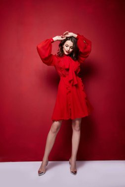 Güzel, genç, seksi, zayıf, zayıf bir kadın akşam makyajı şık, şık elbise koleksiyonu, esmer, hediye kutuları kırmızı ipek papyonlar, bayram partisi, Noel Sevgililer Günü..