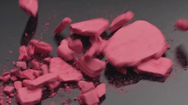 メイク化粧品オーガニック化粧は顔ファッションの流行色のピンク自然色赤面ルージュ パウダーほお紅ピンク壊れた美容スキンケア — ストック動画