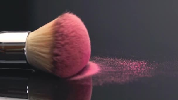 Make-up kosmetické produkty Bio dekorativní kosmetika pro tvář módní módní barva růžová barva ruměnec rouge štětec na pudr tvářenka růžová kráska kůže péče o přírodní kožešiny načechrané vlákno padají dolů.