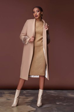 Seksi güzellik kadın kahverengi deri giyim bej örme takım elbise sıska vücut şekli makyaj kozmetik yaz koleksiyonu studio Katalog esmer aksesuar giyim ofis parti moda ayakkabıları için oldukça yüz.