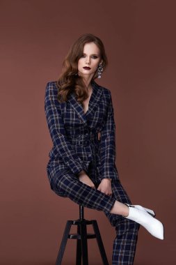 El çanta aksesuar moda koleksiyonu ayakkabı modeli poz uzun esmer saç doğal yapmak iş kadını rahat kıyafetler kadar tarihi iş tarzı elbise toplantı için güzel seksi kadın giyim pantolon.