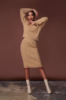 Seksi güzellik kadın kahverengi deri giyim bej örme takım elbise sıska vücut şekli makyaj kozmetik yaz koleksiyonu studio Katalog esmer aksesuar giyim ofis parti moda ayakkabıları için oldukça yüz.