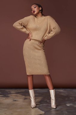 Seksi güzellik kadın kahverengi deri giyim bej örme takım elbise sıska vücut şekli makyaj kozmetik yaz koleksiyonu studio Katalog esmer aksesuar giyim ofis parti moda ayakkabıları için oldukça yüz.