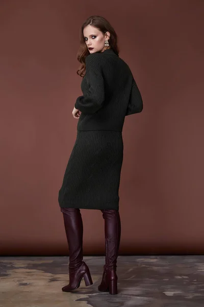 Seksi Güzellik Kadın Kahverengi Deri Giyim Koyu Yeşil Örme Elbise — Stok fotoğraf