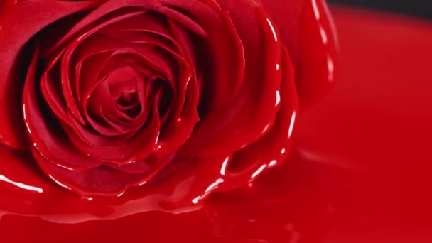 红色油漆口红液体纹理 混合色调 艺术化妆化妆品面玫瑰花花 — 图库视频影像