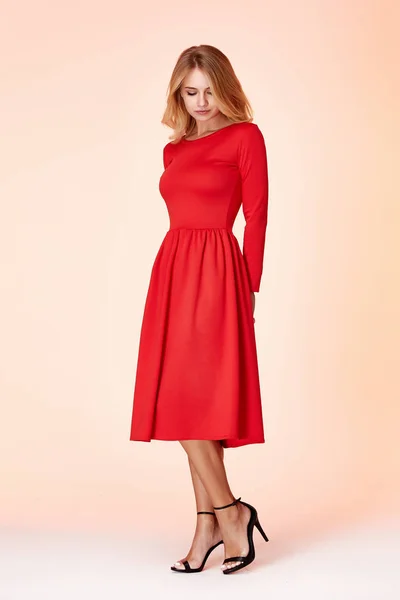 Moda Stil Kadın Mükemmel Vücut Şekli Sarışın Saç Giymek Kırmızı — Stok fotoğraf