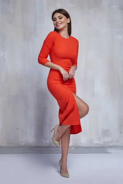 Sexy mujer de moda bonita usar vestido naranja flaco tendencia casual —  Fotos de Stock