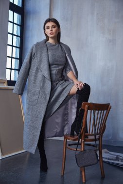 Güzel esmer kadın giyim rahat moda stil giyim prett