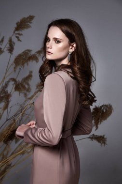 Dikey moda güzel güzellik modeli kıvırcık siyah saçlı tarzı güzel