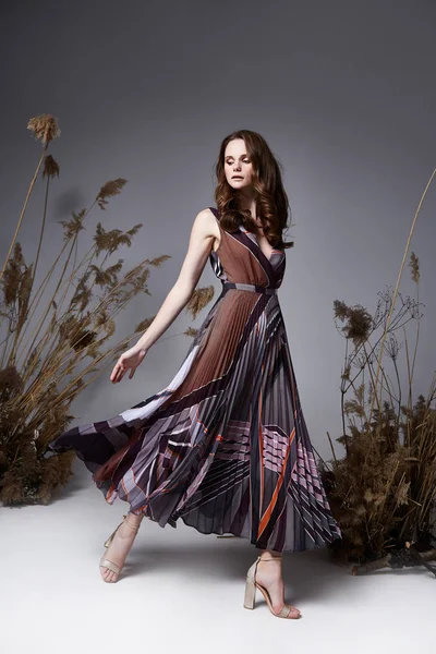 Bonita moda belleza modelo rizado pelo oscuro estilo hermoso sexy — Foto de Stock