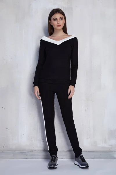 Sexy moda piękne kobiety nosić czarny dorywczo sport garnitur trend clo — Zdjęcie stockowe