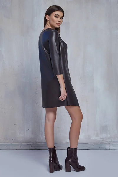 Sexy mujer de moda bonita usar vestido de espuma negro tendencia casual c — Foto de Stock