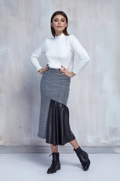 Sexy bonita moda mulher usar blusa saia casual tendência roupas — Fotografia de Stock