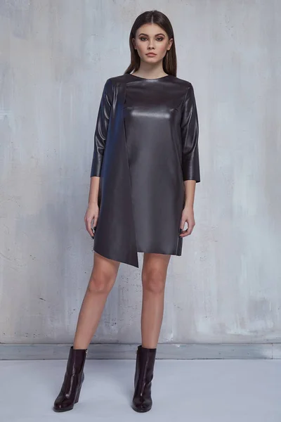 섹시 한 예쁜 패션 여자 착용 검은 비누 거품 드레스 캐주얼 트렌드 c — 스톡 사진