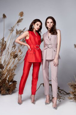 Moda güzellik modeli kıvırcık siyah saçlı tarzı güzel seksi güzel