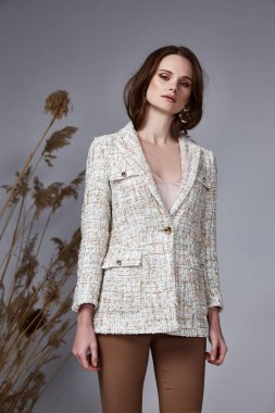 Moda güzellik modeli kıvırcık siyah saçlı tarzı güzel seksi güzel