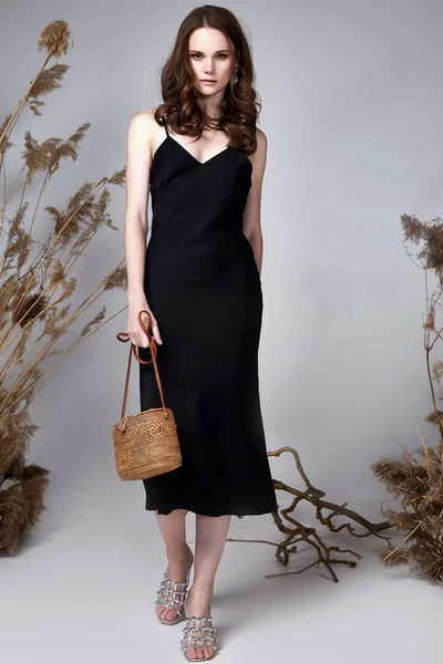 Mooie fashion schoonheid model krullend donker haarstijl mooi sexy — Stockfoto