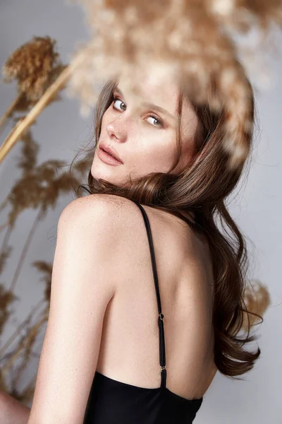 Portré csinos divat szépség modell göndör sötét haj stílus gyönyörû — Stock Fotó
