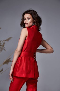 Dikey moda güzel güzellik modeli kıvırcık siyah saçlı tarzı güzel