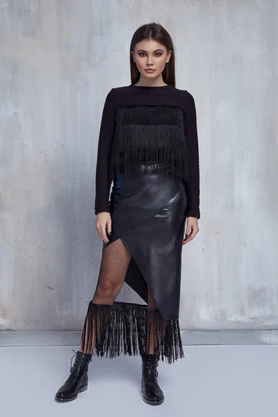Sexy mujer de moda bonita desgaste total ropa de tendencia casual negro —  Fotos de Stock