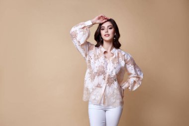 Seksi güzel kadın moda glamour model esmer saç makyaj 