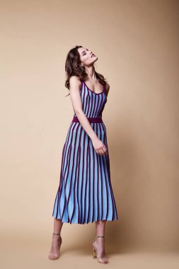 Seksi güzellik kadın güzel yüz tan cilt örme bluz etek giymek