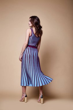 Seksi güzellik kadın güzel yüz tan cilt örme bluz etek giymek