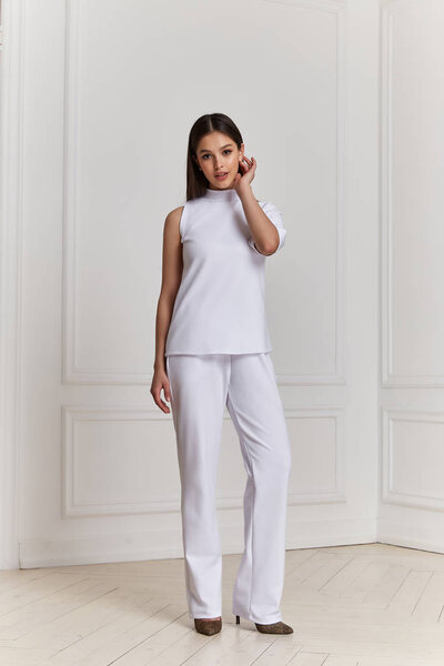 Красивая сексуальная женщина макияж одежды моды летом коллекция ткани
