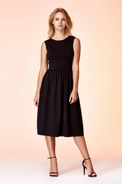 Belleza mujer modelo desgaste elegante diseño tendencia ropa negro piel — Foto de Stock