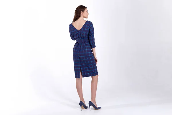 Belleza mujer modelo de desgaste elegante diseño tendencia ropa natural o — Foto de Stock