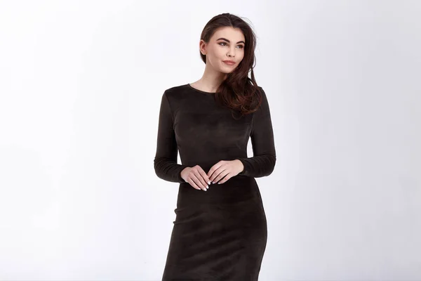 Belleza mujer modelo de desgaste elegante diseño tendencia ropa natural o — Foto de Stock