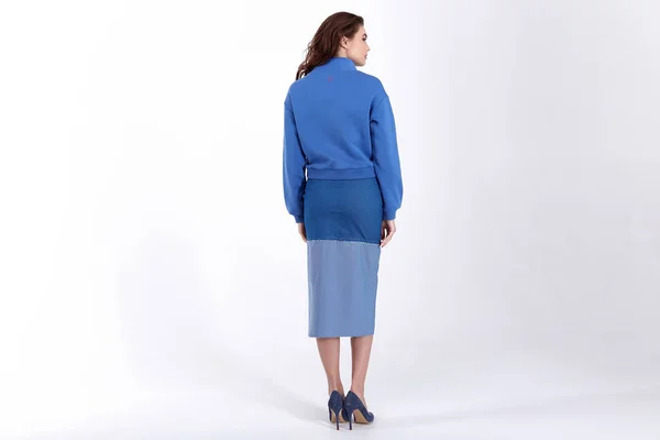 Sexy hezká ženská nosí sukně svetr trenku oblečení — Stock fotografie