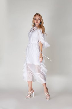 Pretty woman güzel yüz parlak makyaj uzun sarı saç fashio