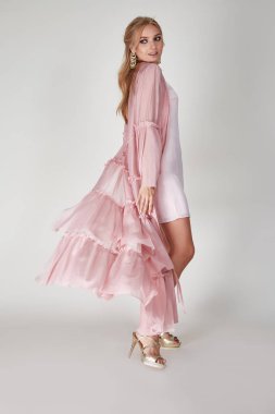 Pretty woman güzel yüz parlak makyaj uzun sarı saç fashio