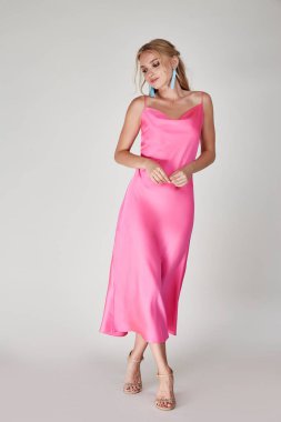 Pretty woman güzel yüz parlak makyaj uzun sarı saç fashio