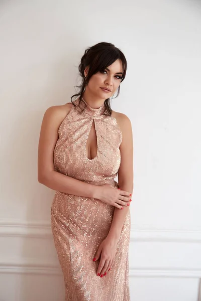 Mooie sexy brunette vrouw slijtage mode Gold lang maxi jurk — Stockfoto