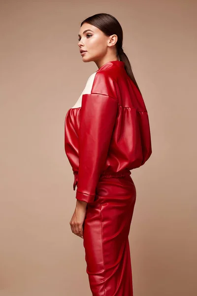 Sexy bonita mujer de moda usar espuma traje rojo falda chaqueta casu — Foto de Stock